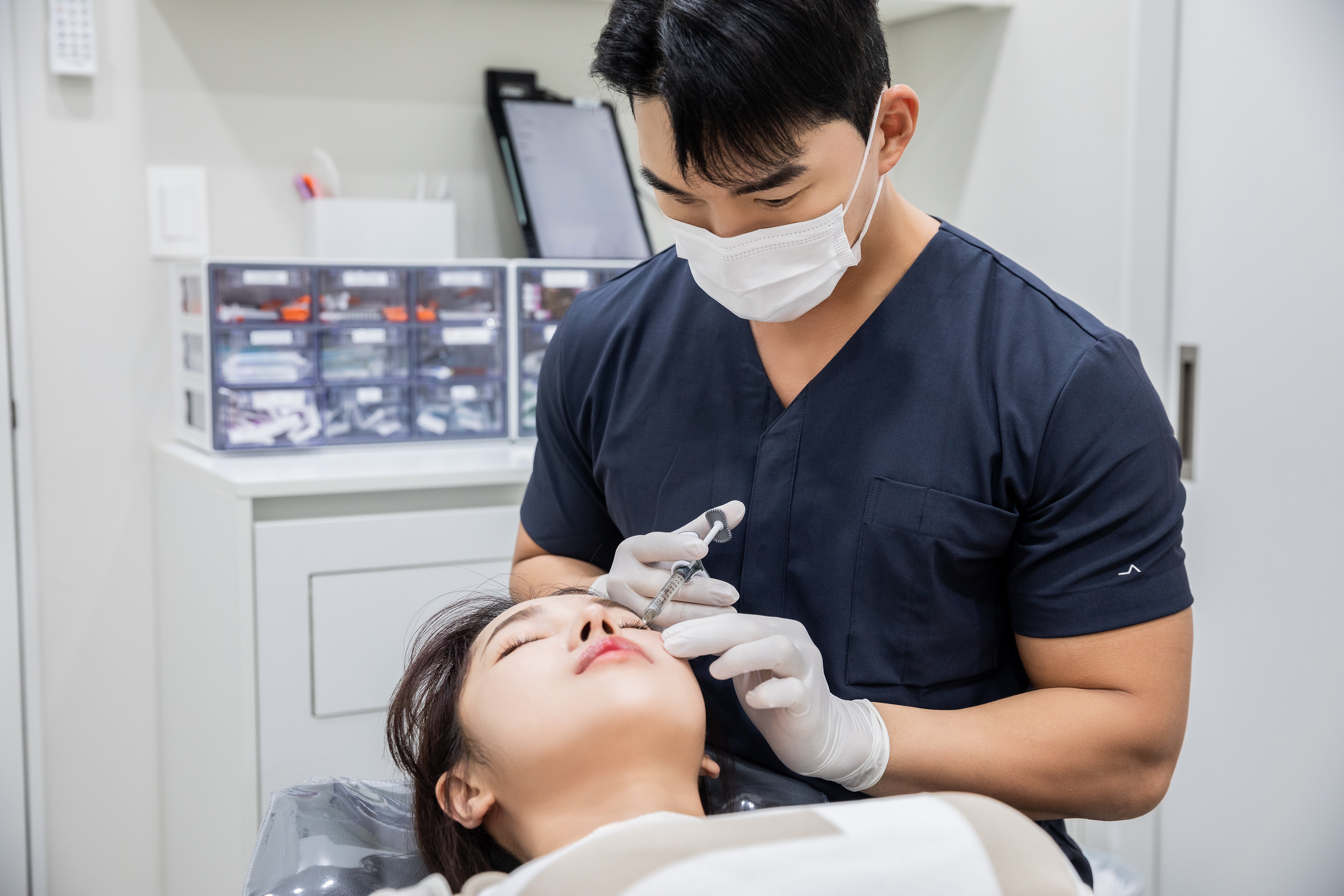 40대인데 피부 탄력이랑 얼굴 볼륨을 같이 관리하려면 강남에서 어떤 피부과가 괜찮아